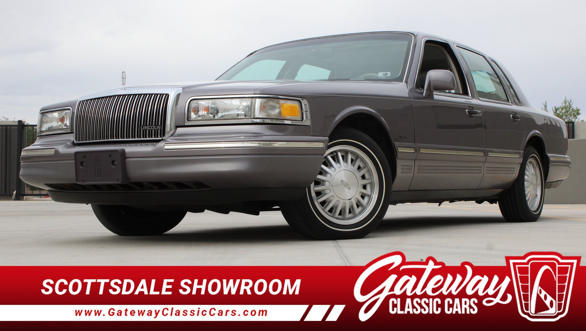 Used 1996 Lincoln Town Car Signature RWD image 1
