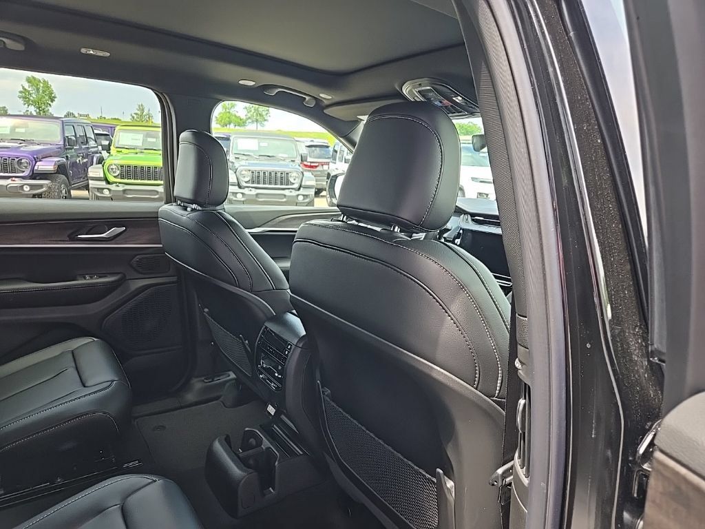 New 2026 Jeep Grand Cherokee L Limited w/ Limited Altitude Package AWD/4WD image 85