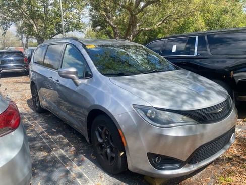 Used 2018 Chrysler Pacifica Touring-L image 1