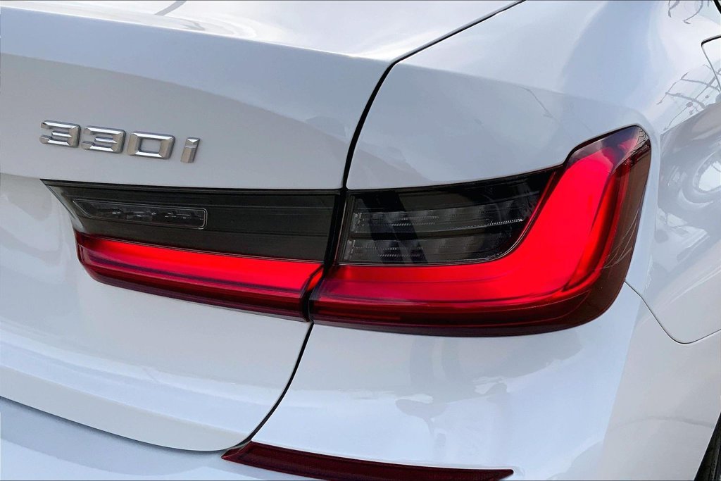 Used 2021 BMW 330i Sedan w/ M Sport Package RWD image 28