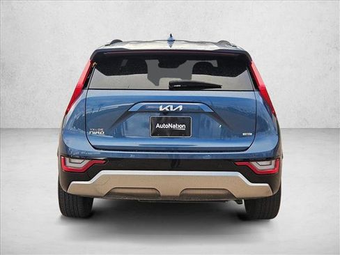 Used 2024 Kia Niro SX Touring image 7