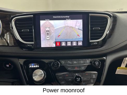 Used 2023 Chrysler Pacifica Pinnacle w/ Trailer Tow Group image 41