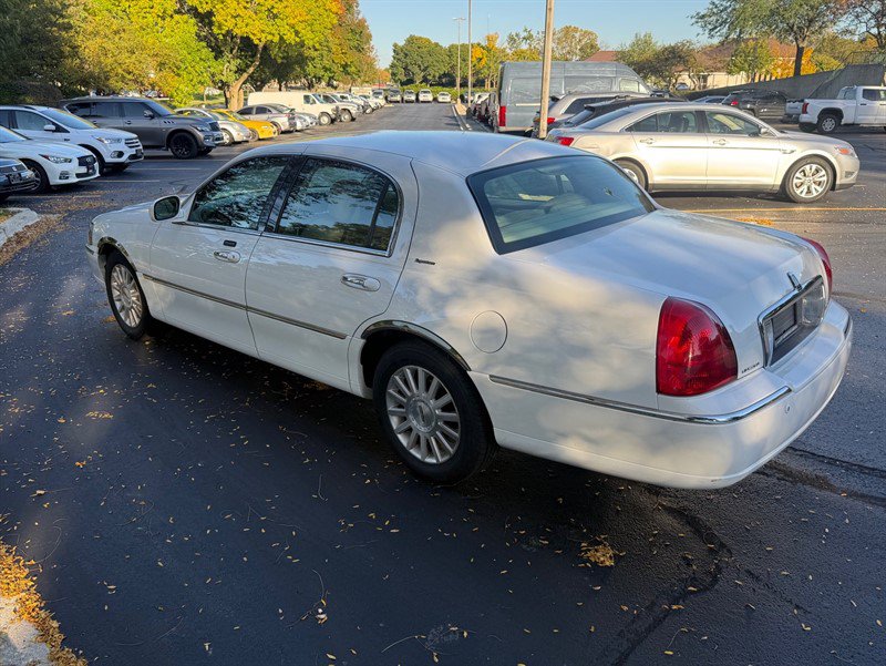 Used 2004 Lincoln Town Car Signature RWD image 7