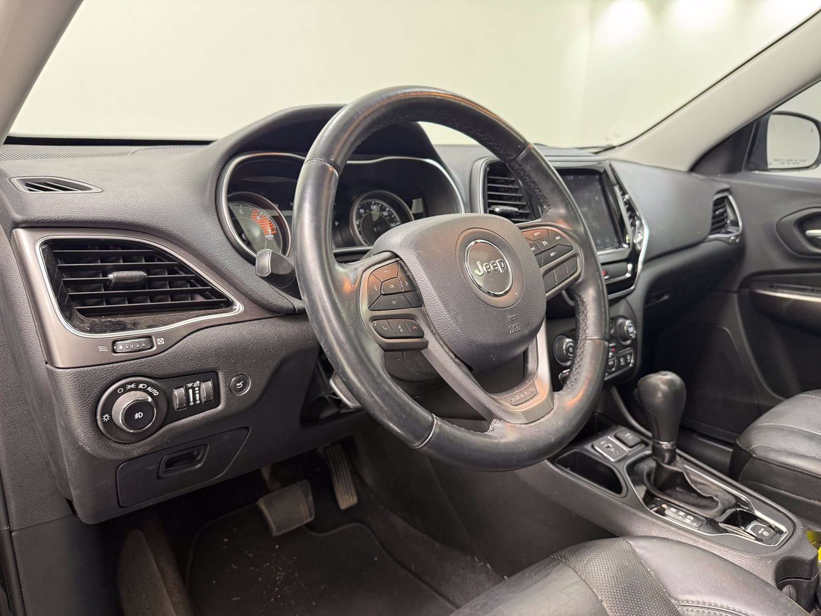Used 2019 Jeep Cherokee Limited w/ Trailer Tow Group FWD image 16