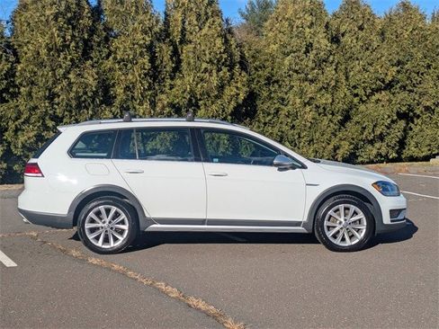 Used 2019 Volkswagen Golf Alltrack SE image 2