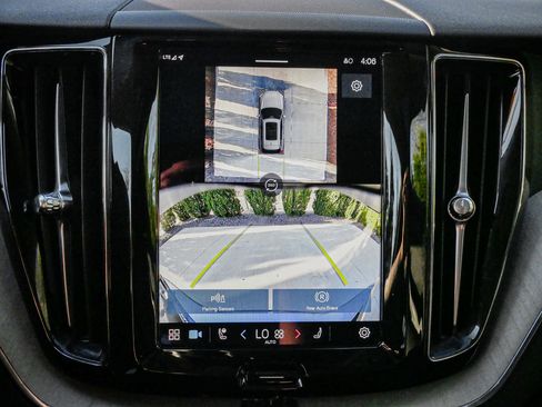 Used 2025 Volvo XC60 B5 Plus image 25