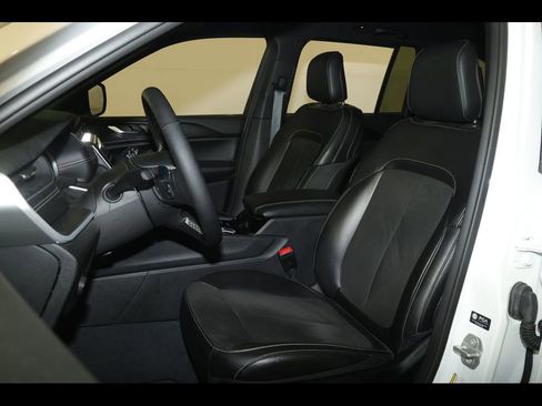 Used 2023 Jeep Grand Cherokee Altitude image 11