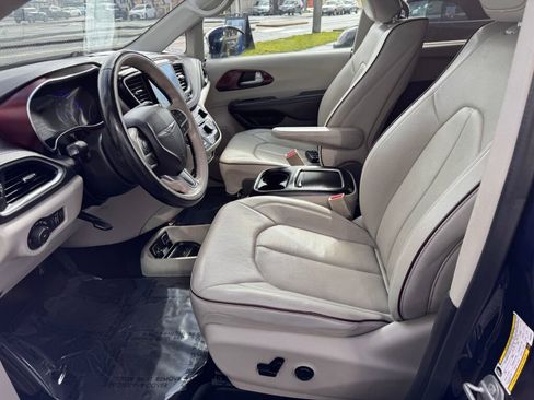 Used 2017 Chrysler Pacifica Limited image 14