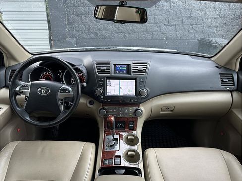 Used 2011 Toyota Highlander Limited w/ Tow Pkg AWD/4WD image 19