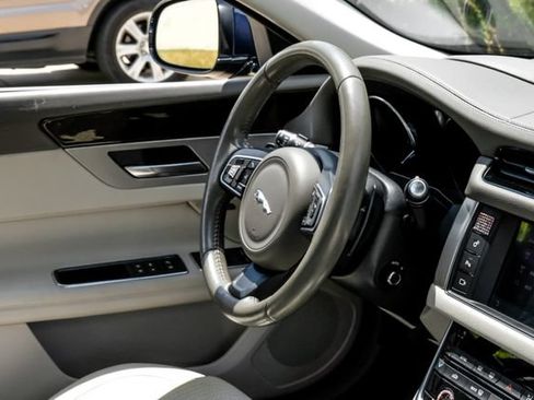 Used 2016 Jaguar XF Prestige RWD image 17