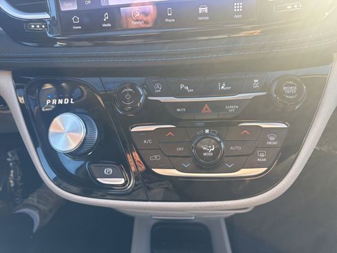 Used 2021 Chrysler Pacifica Touring-L image 17