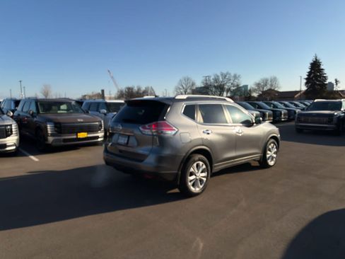 Used 2016 Nissan Rogue SV image 2
