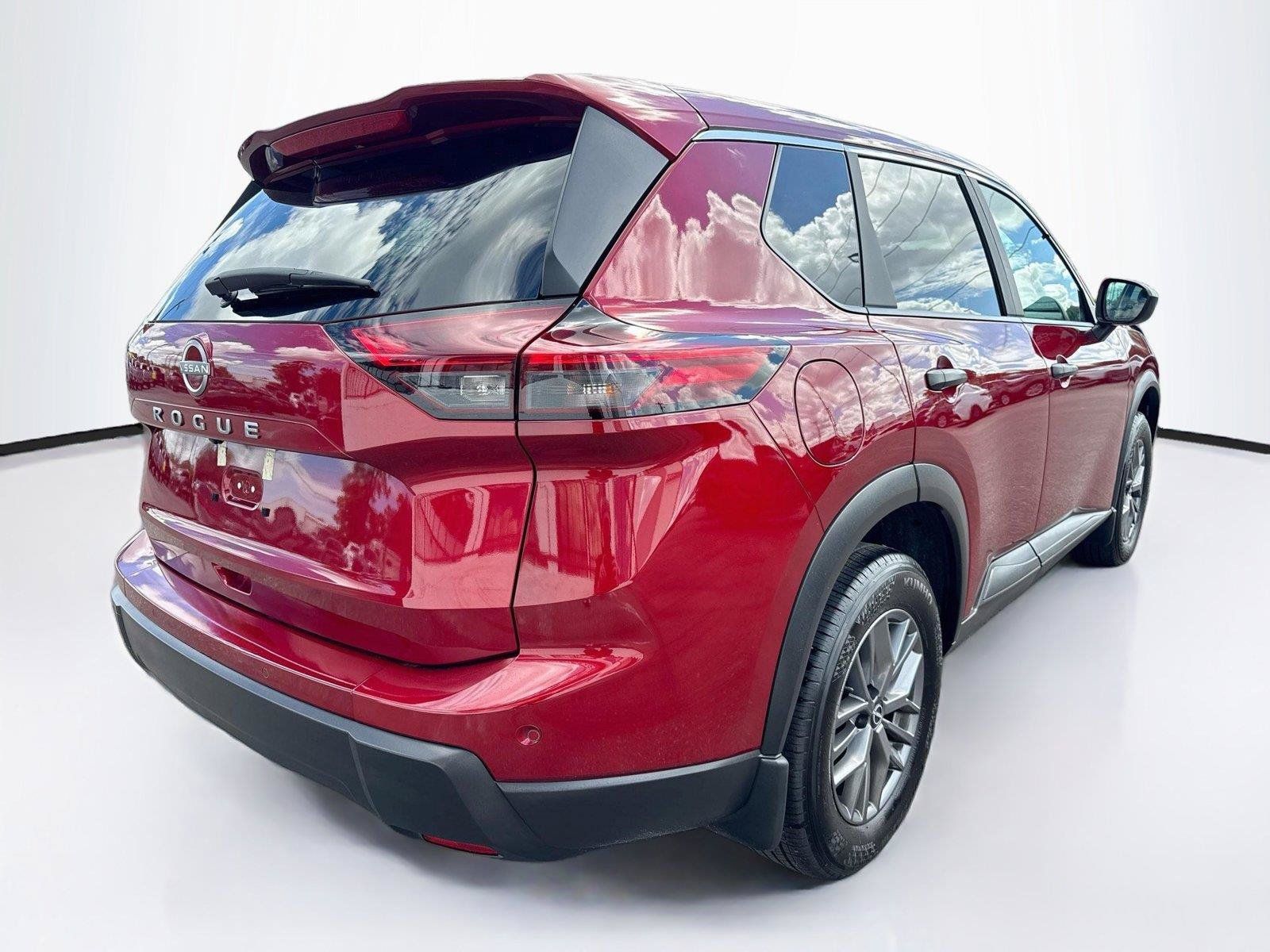 Used 2025 Nissan Rogue S FWD image 5