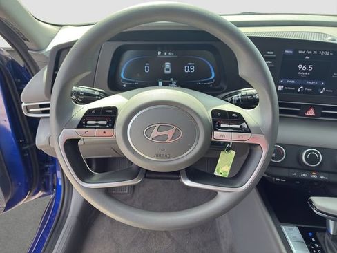 Used 2025 Hyundai Elantra SE image 11