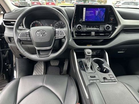 Certified 2024 Toyota Highlander XLE AWD/4WD image 2