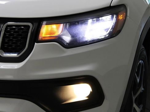 Used 2024 Jeep Compass Latitude image 47