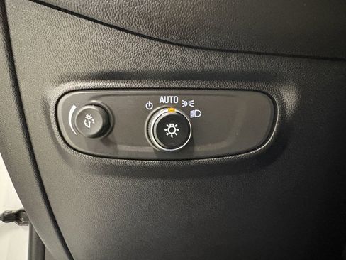 Used 2018 Chevrolet Equinox LT image 28