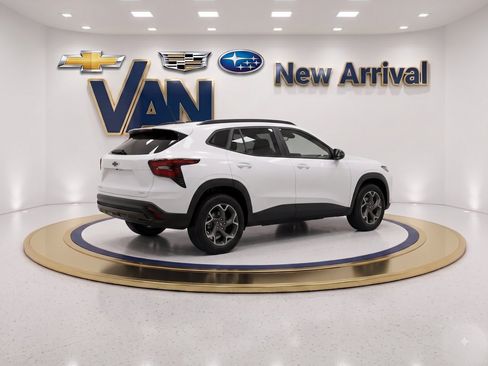 Used 2025 Chevrolet Trax LT w/ LT Convenience Package FWD image 2