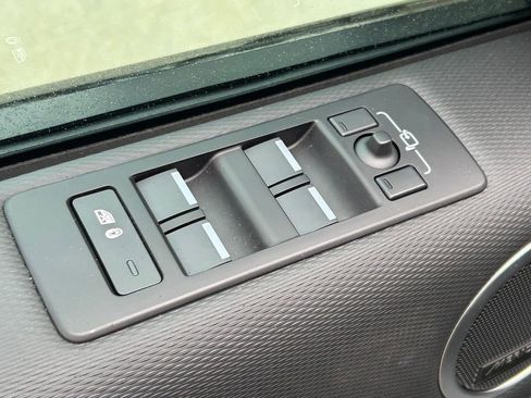 Used 2024 Land Rover Discovery Dynamic SE AWD/4WD image 26