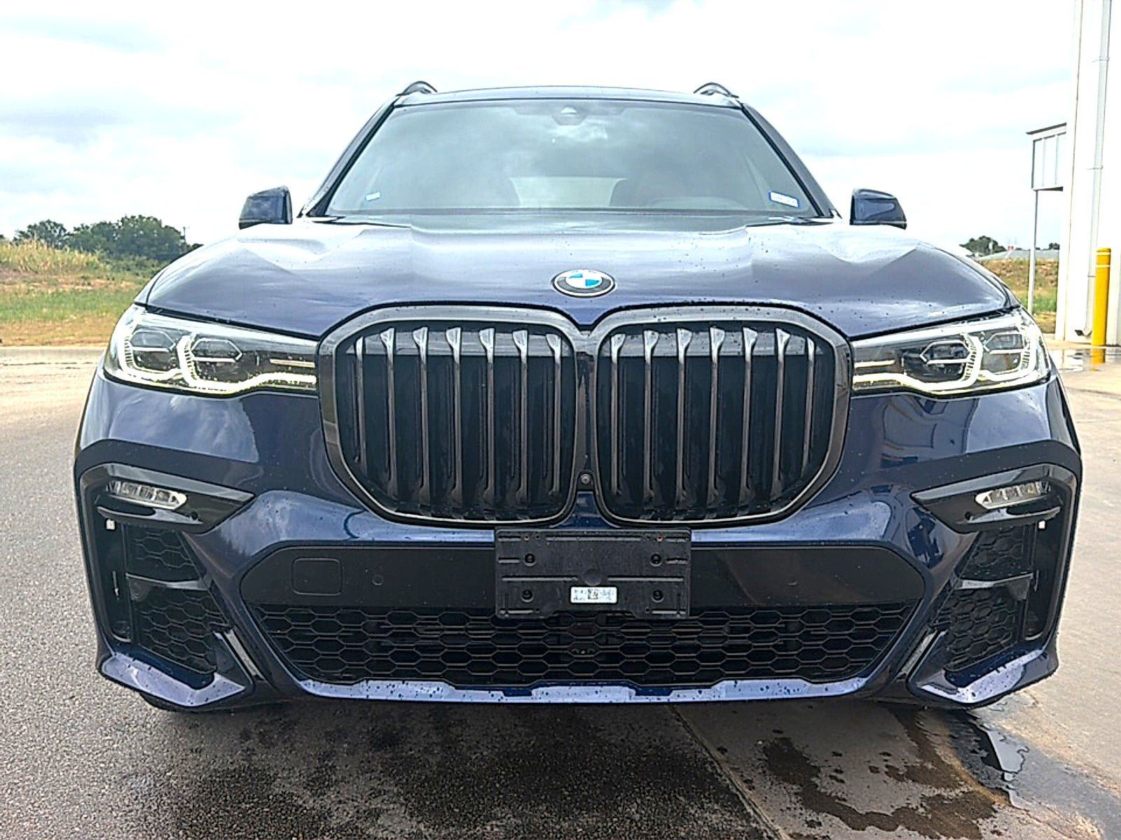 Used 2022 BMW X7 xDrive40i w/ M Sport Package AWD/4WD image 2
