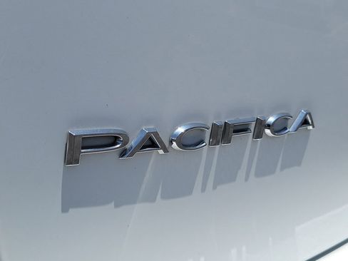 Used 2023 Chrysler Pacifica Touring-L FWD image 28