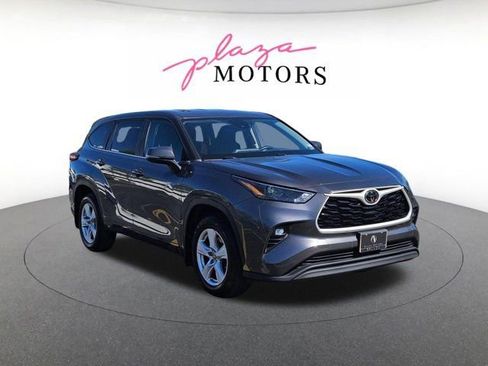 Used 2024 Toyota Highlander LE AWD/4WD image 3
