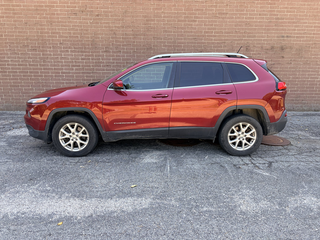 Used 2017 Jeep Cherokee Latitude w/ Safety/Convenience Group AWD/4WD image 2