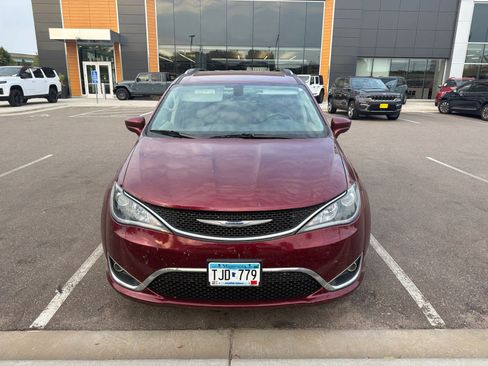 Used 2019 Chrysler Pacifica Touring-L w/ Tire & Wheel Group FWD image 3
