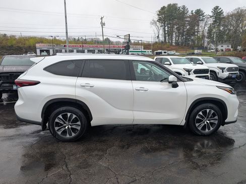 Certified 2024 Toyota Highlander XLE AWD/4WD image 10