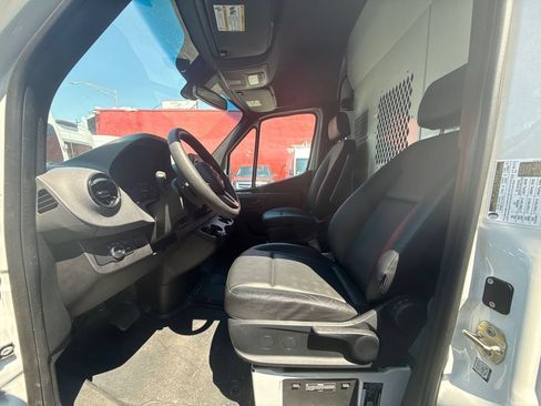 Used 2021 Mercedes-Benz Sprinter 2500 image 12