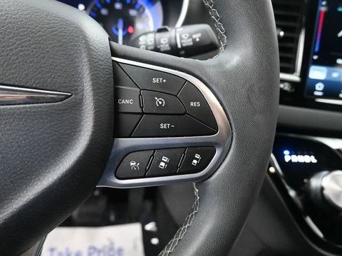 Used 2025 Chrysler Pacifica Select image 31