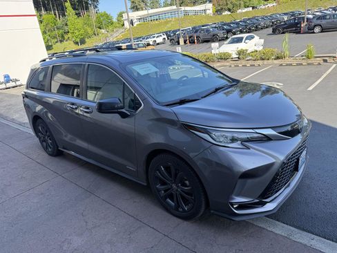 Used 2021 Toyota Sienna XSE FWD image 6