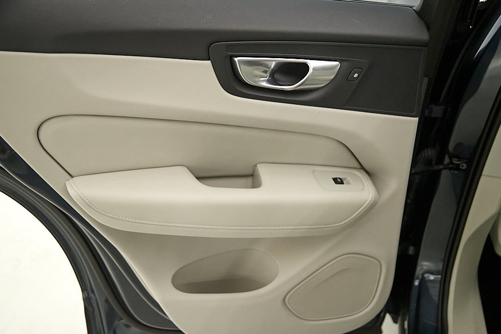 Certified 2025 Volvo XC60 T8 Plus w/ Protection Package Premier AWD/4WD image 19