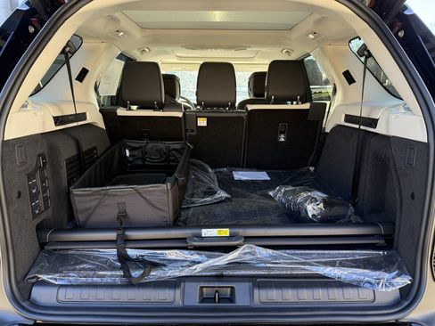 New 2026 Land Rover Discovery Limited Edition image 13