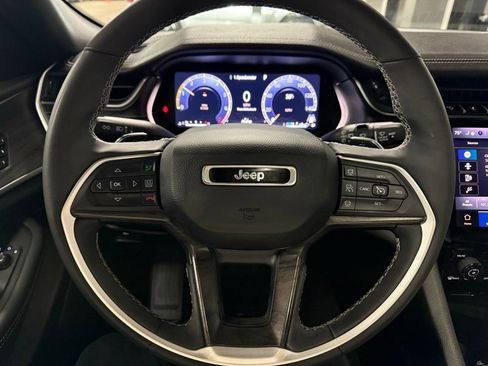 Used 2024 Jeep Grand Cherokee Limited w/ Luxury Tech Group II image 11