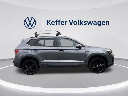 Certified 2022 Volkswagen Taos SE FWD image 12