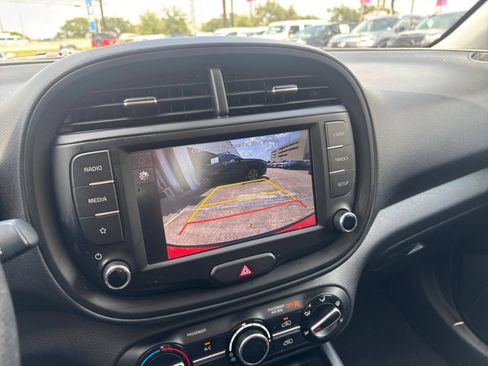 Used 2025 Kia Soul LX w/ LX Technology Package FWD image 22