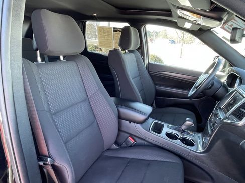 Used 2018 Jeep Grand Cherokee Laredo image 29