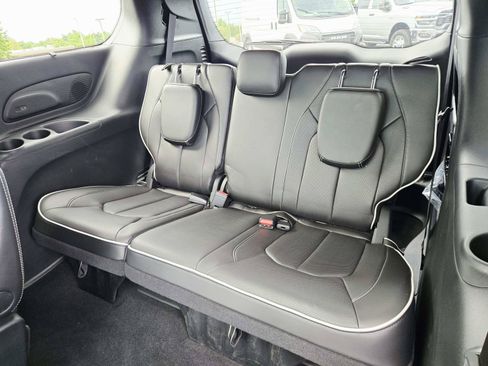 Used 2024 Chrysler Pacifica Limited w/ S Appearance Package FWD image 15