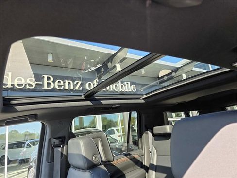 Used 2021 Chevrolet Suburban Z71 w/ Luxury Package image 13