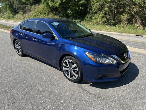 Used 2017 Nissan Altima 2.5 SR w/ LED Appearance Package FWD image 10