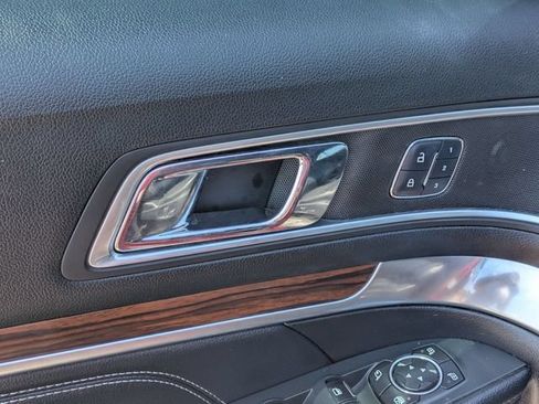 Used 2017 Ford Explorer Limited w/ Equipment Group 301A FWD image 12