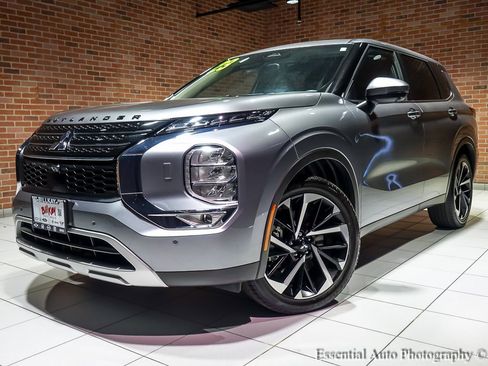 Used 2023 Mitsubishi Outlander SE image 2