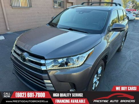 Used 2017 Toyota Highlander Limited Platinum image 4