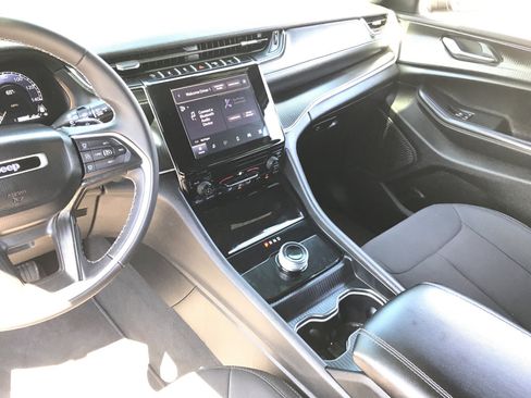 Used 2025 Jeep Grand Cherokee Laredo X AWD/4WD image 10