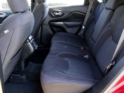 Used 2021 Jeep Cherokee Latitude FWD image 24