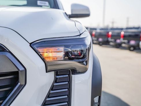 Certified 2025 Toyota Tacoma TRD Off-Road image 5