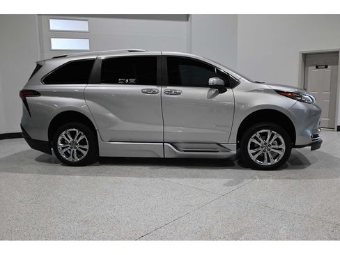 Used 2024 Toyota Sienna Platinum FWD image 5