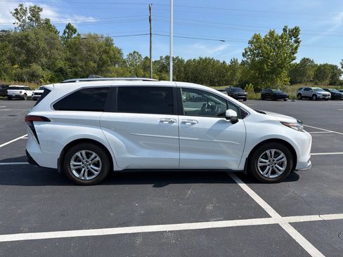 Used 2022 Toyota Sienna Platinum AWD/4WD image 9
