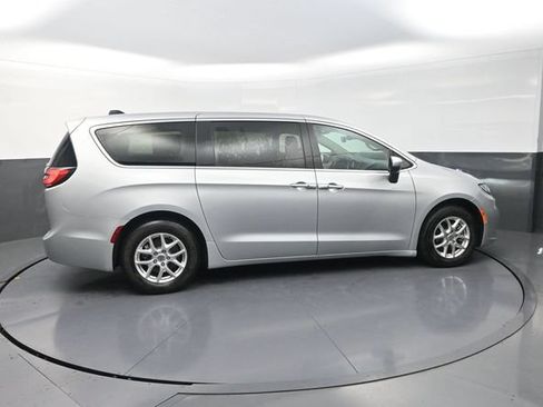 Used 2023 Chrysler Pacifica Touring-L FWD image 10